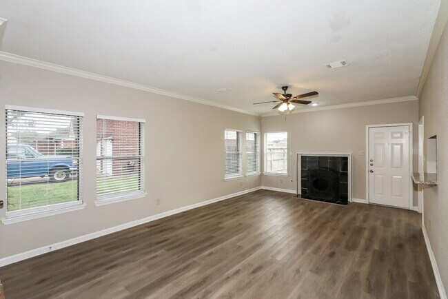 Foto del edificio - 15815 Spruce River Ct