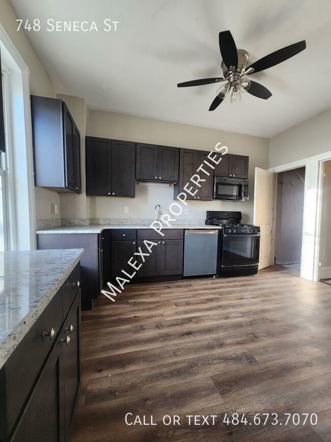 Building Photo - 3 bedroom 1.5 Bathroom Townhouse neat St. ...