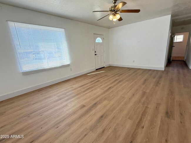 Foto del edificio - 2817 N 30th Pl