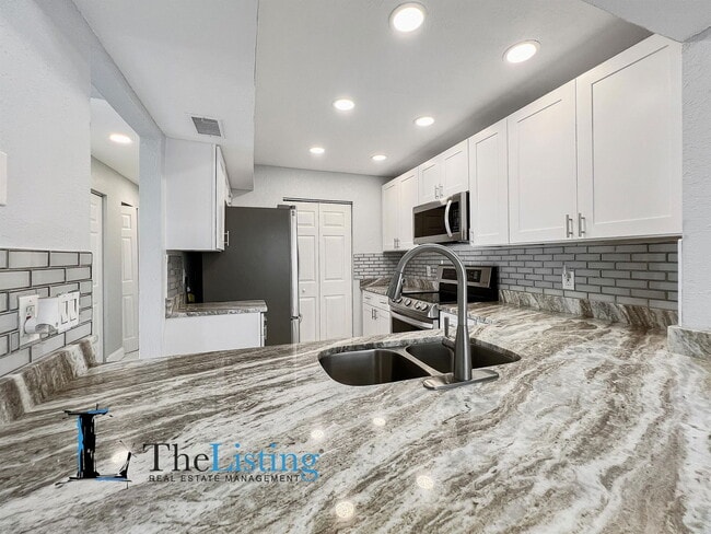 Building Photo - 2482 Lakeway Branch Dr