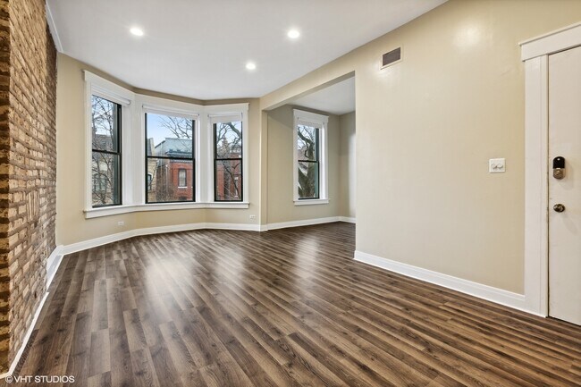 Building Photo - 2111 N Kenmore Ave