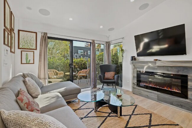 Building Photo - 1217 Elm St