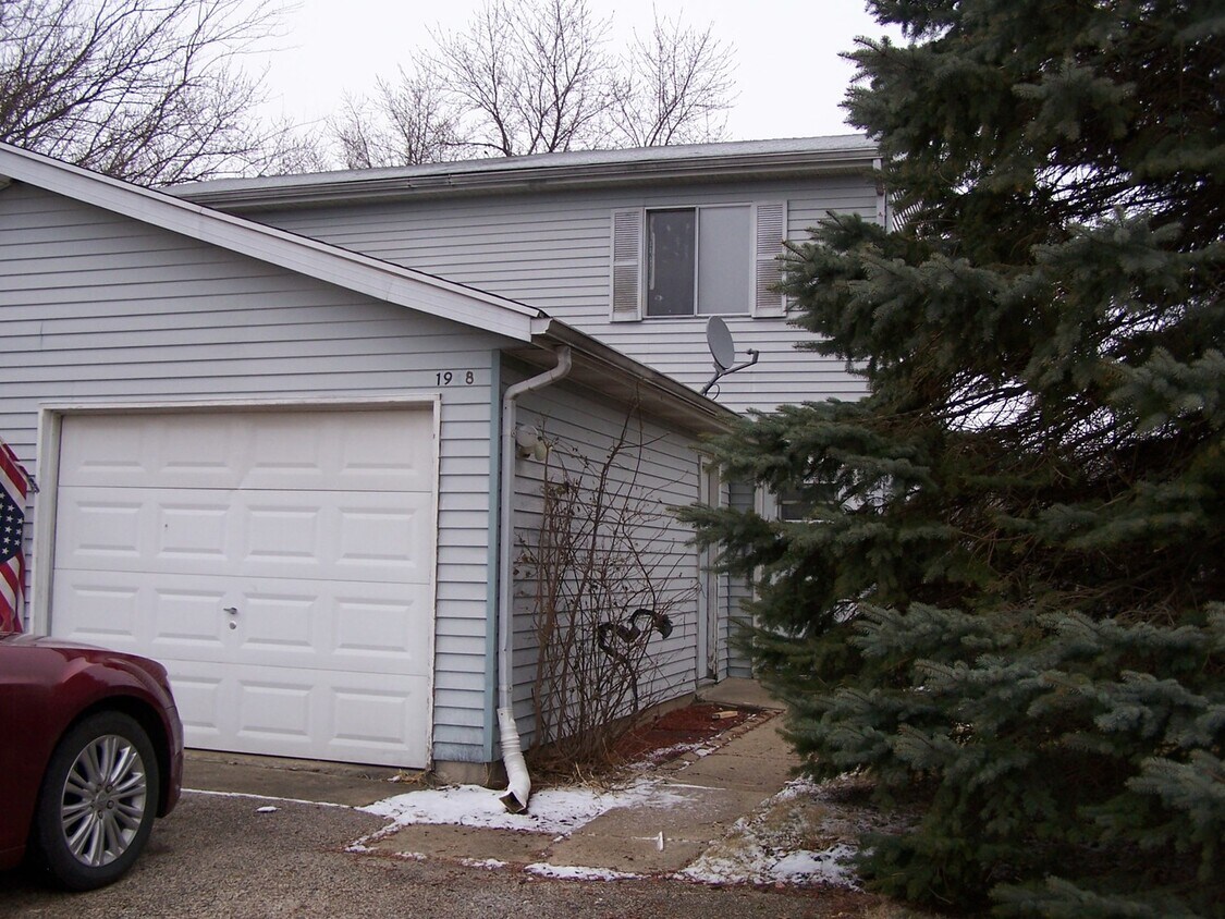 1948 Sheila St, Woodstock, IL 60098 Townhome Rentals in Woodstock IL