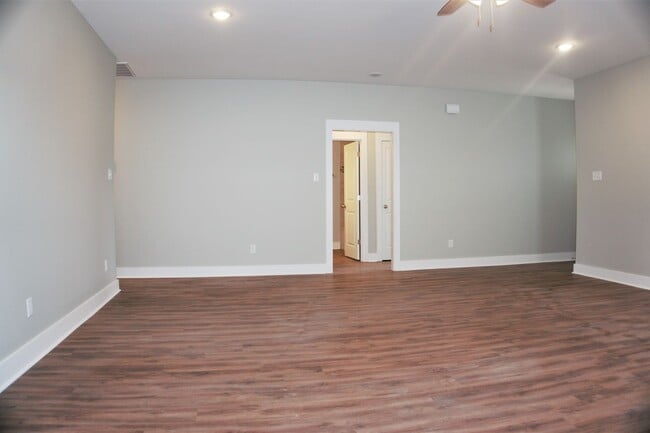 Building Photo - 3 Bedroom, 2 Bath Home in Valley View- Com...