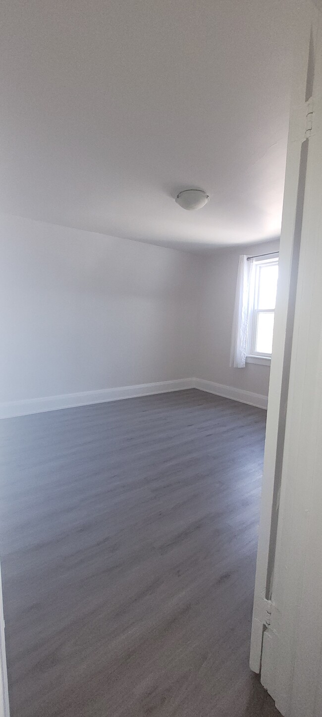 Bedroom - 240 Dunlop St W