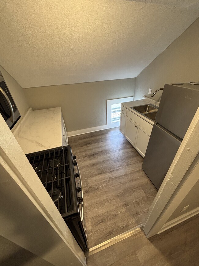 Building Photo - 708 E Jefferson Blvd