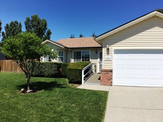Building Photo - Broadmoore Estates!
