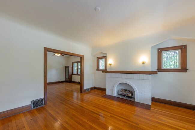 Foto del edificio - 2438 Woodmere Dr