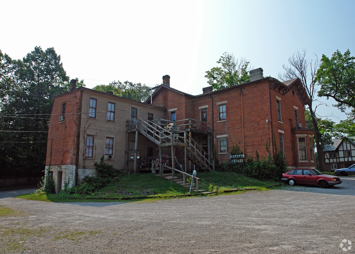 Building Photo - 736 E High St