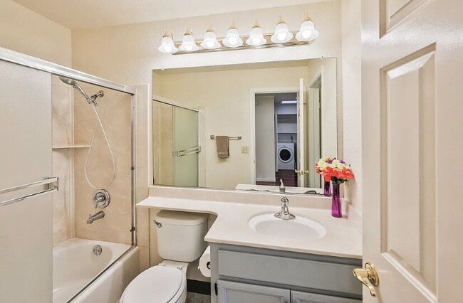 Foto del edificio - A spacious open floorplan with a living ro...