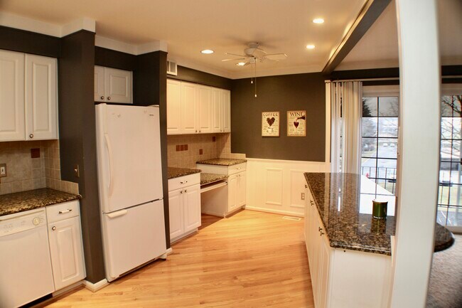 Foto del edificio - 484 Fox Hills Dr N