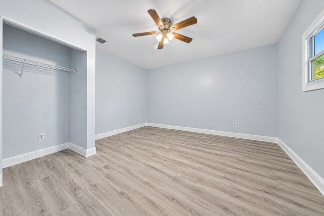 Foto del edificio - 4012 Palm Bay Cir