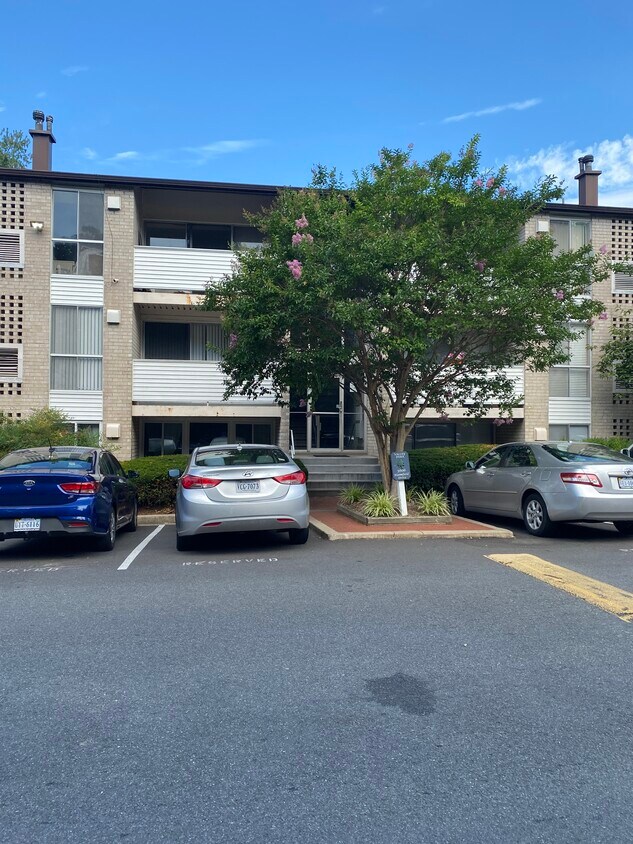 5606 Bloomfield Dr Unit 101, Alexandria, VA 22312 Condo for Rent in