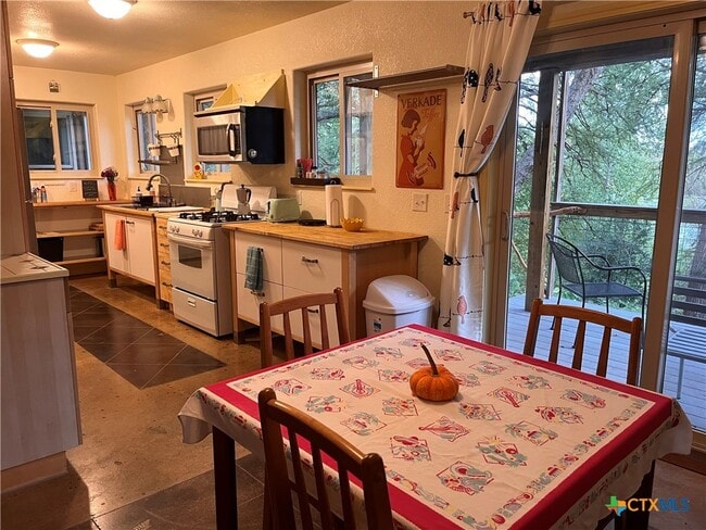 Foto del edificio - 121 Butler Ln