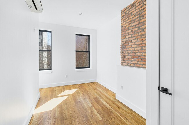 Foto del edificio - 1556 Greene Ave