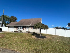 Building Photo - 65 Island Rd