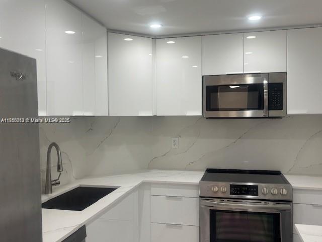 Building Photo - 300 Bayview Dr