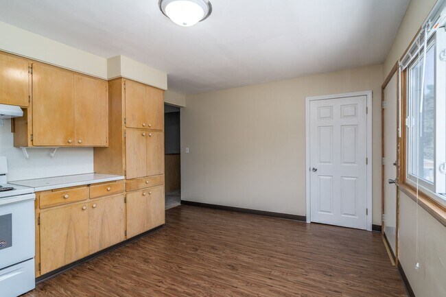 Building Photo - Private Residential Unit Above Deek's Pizza!