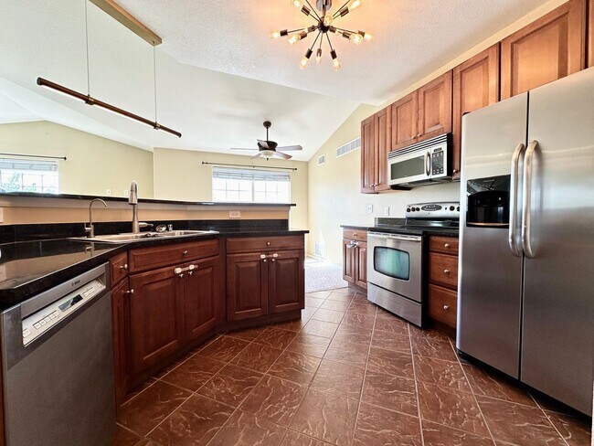 Building Photo - 2 Bedroom 2 Bathroom Top Floor Condo with ...