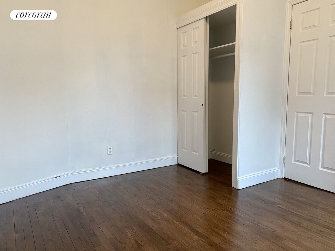 Foto principal - 213 E 4th St