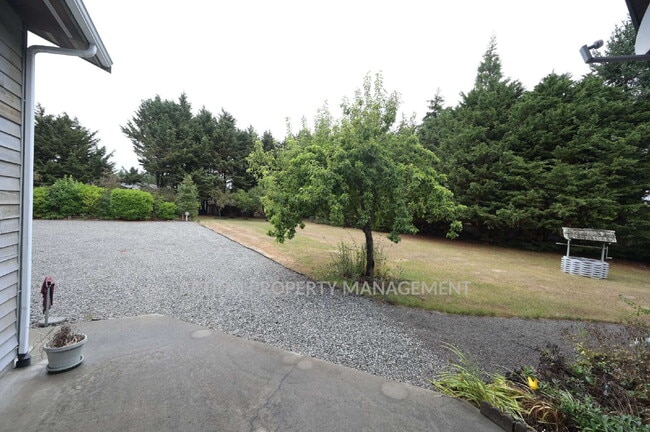 Building Photo - 3 bed 2.5 bath home in a private country setting, close to town. All new luxury vinyl plank floor...