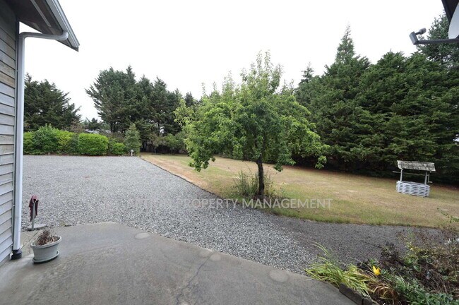Foto del edificio - 3 bed 2.5 bath home in a private country setting, close to town. All new luxury vinyl plank floor...