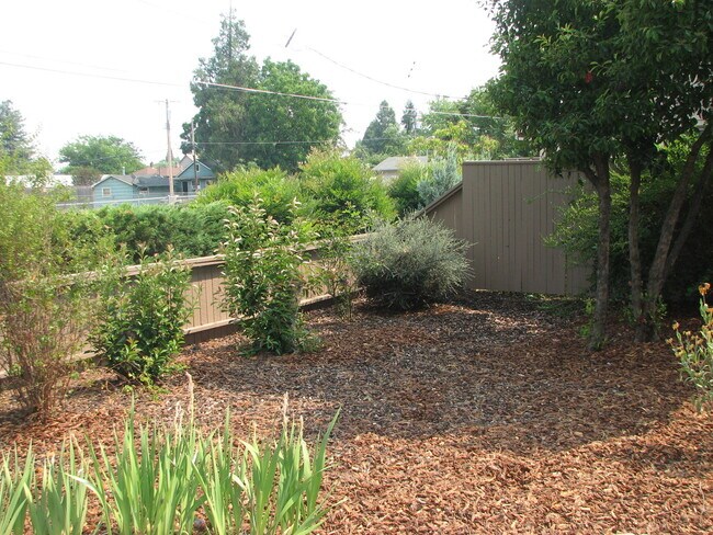 Building Photo - **MOVE-IN SPECIAL** Great Location! Safe N...