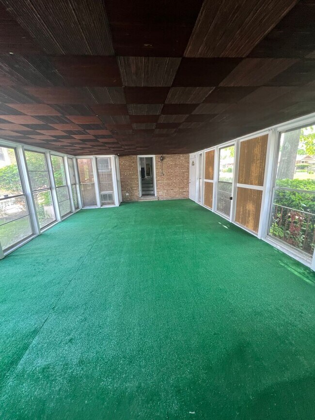 Foto del edificio - Charming 4-Bed, 2-Bath Home with Modern Up...