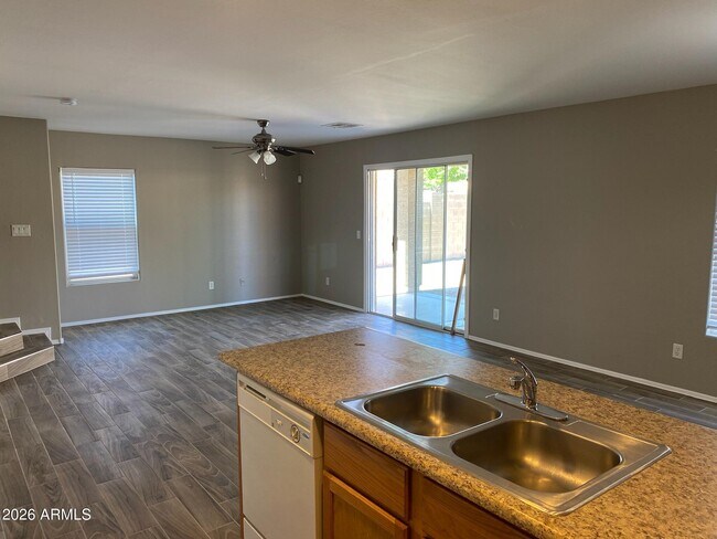 Foto del edificio - 558 S 222nd Ln