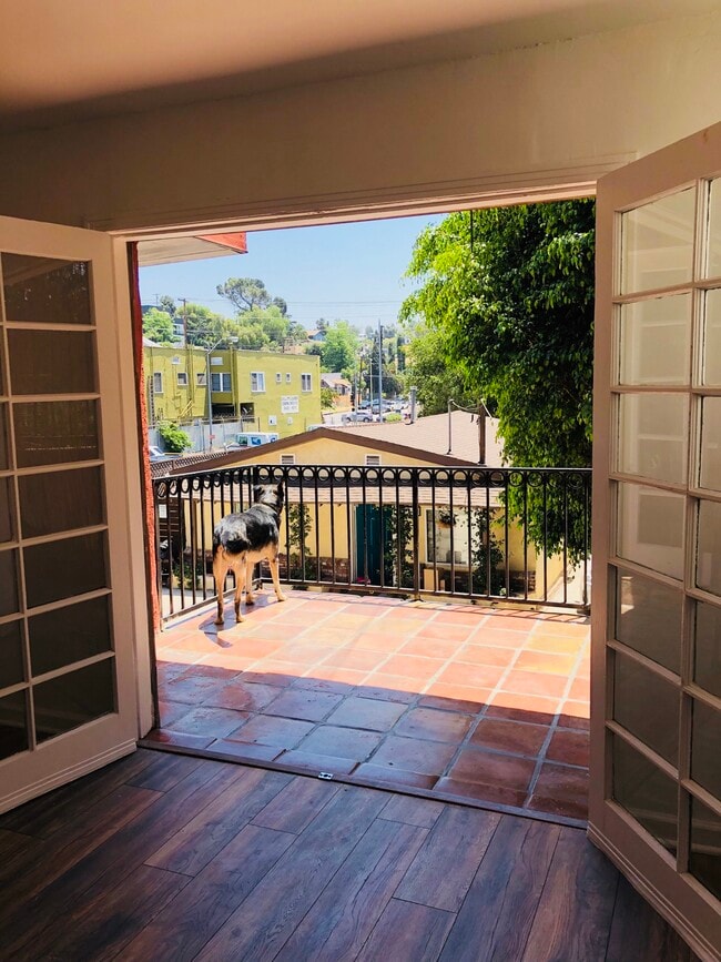 Entrance - 1534 1/2 Allesandro St