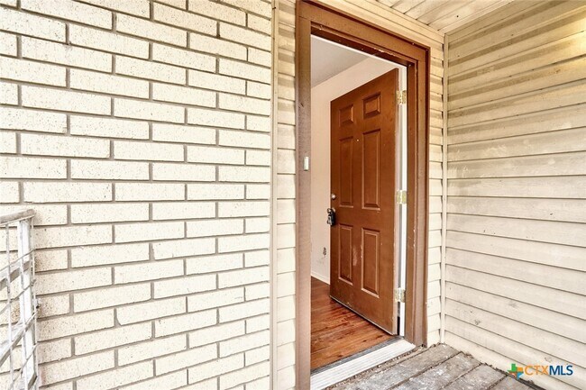 Foto del edificio - 746 Old Martindale Rd