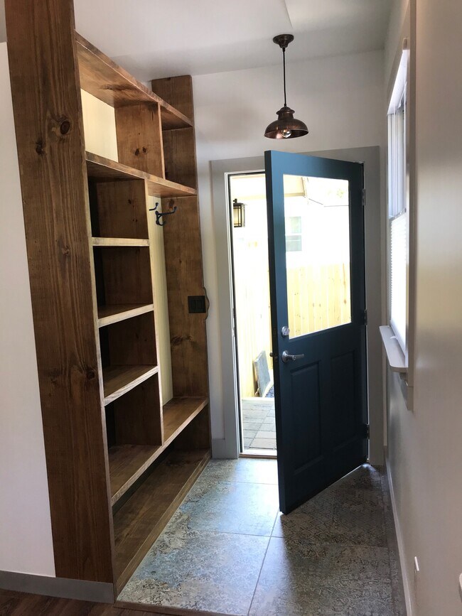 Tile Entry w/Coat & Shoe Storage - 1040 Applecross Dr