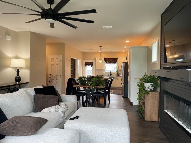 Foto del edificio - Luxury New Construction Townhome in Lime Spring Village 3 Bedroom 2.5 Bathroom