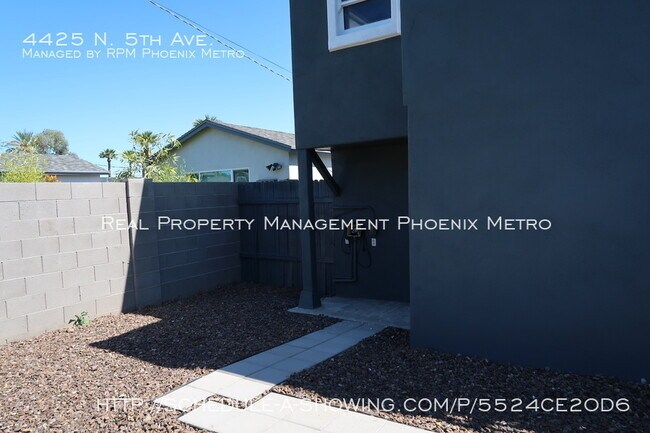 Foto del edificio - UPTOWN HOME WITH PRIVATE YARD!