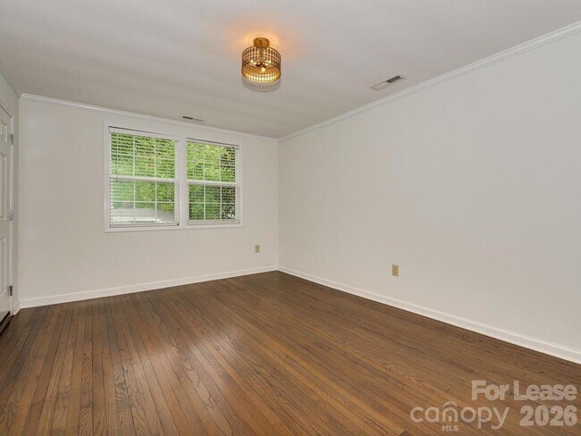 Foto del edificio - 5113 Valley Stream Rd