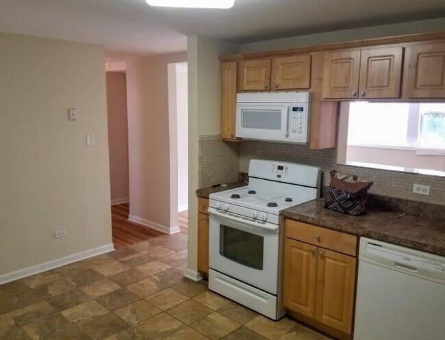Building Photo - 2 bedroom in Riverside IL 60546