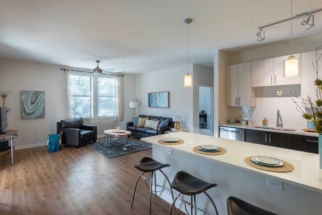400 Meeting - 400 Meeting Apartments