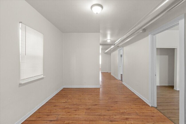 Foto del edificio - 4841 S Loomis Blvd
