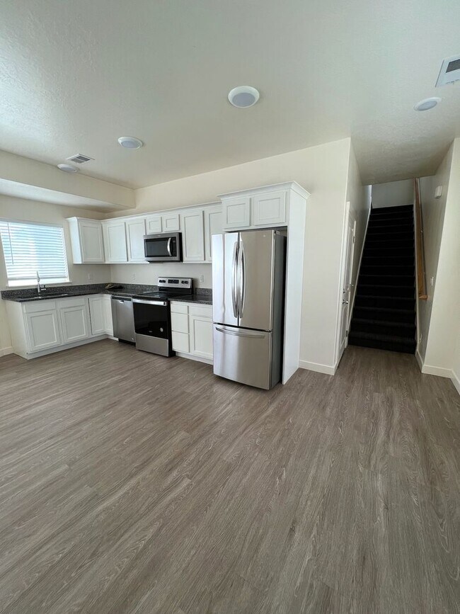 Foto del edificio - Hurry—Deposit Moves You In! | Modern 3-Bedroom Townhome with a 2-Car Garage & Private Balcony in ...