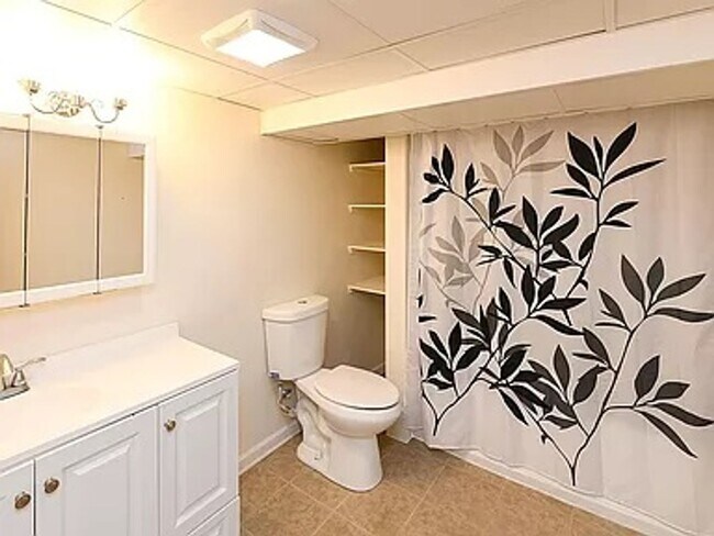 Building Photo - Spacious 4 br 3 bath home for rent