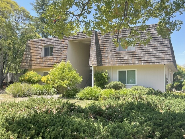 Building Photo - 2740 Tachevah Dr