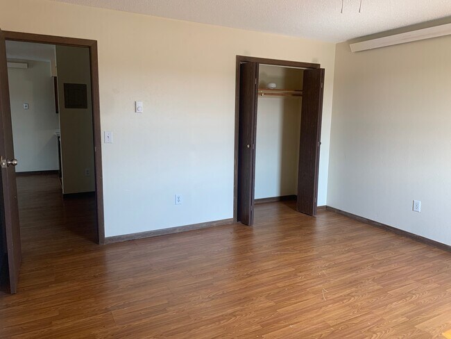 Building Photo - 305 11th Ave W