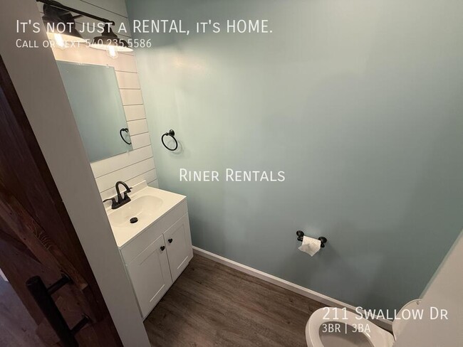 Foto del edificio - 211 Swallow Dr