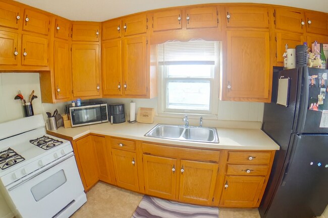 Foto del edificio - 3D Tour Available - Off-Street Parking + Washer & Dryer + Hardwood Floors! Available August 1st!