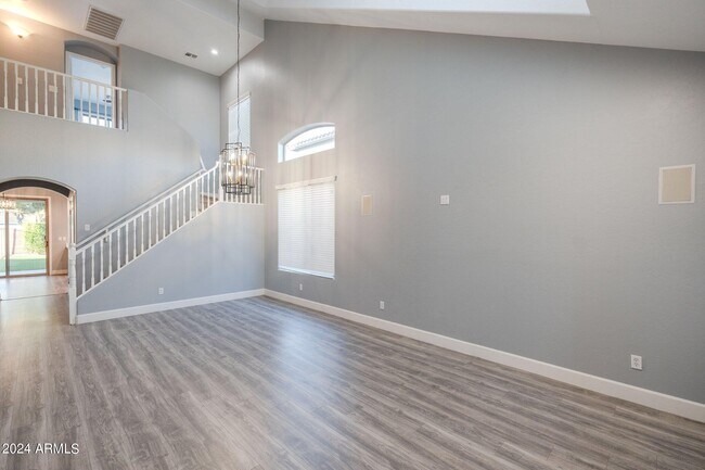 Building Photo - 1546 E Nightingale Ln