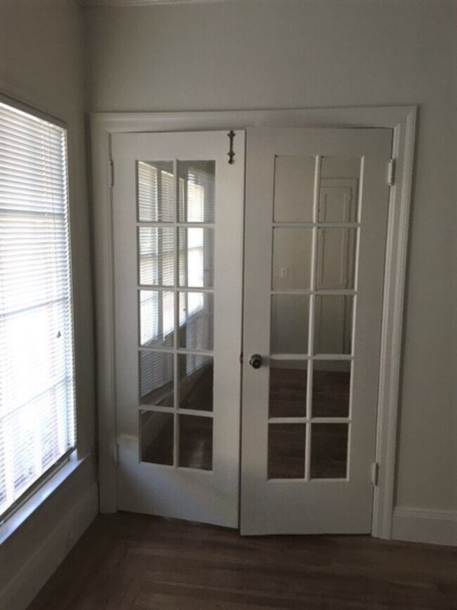 Foto del edificio - COMING SOON - Spacious Once Bedroom, Newly Remodeled, New Paint, New Kitchen Counter,