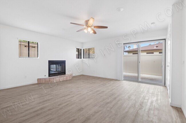 Foto del edificio - STUNNING 3BR Townhome with Garage, 1 BLOCK...