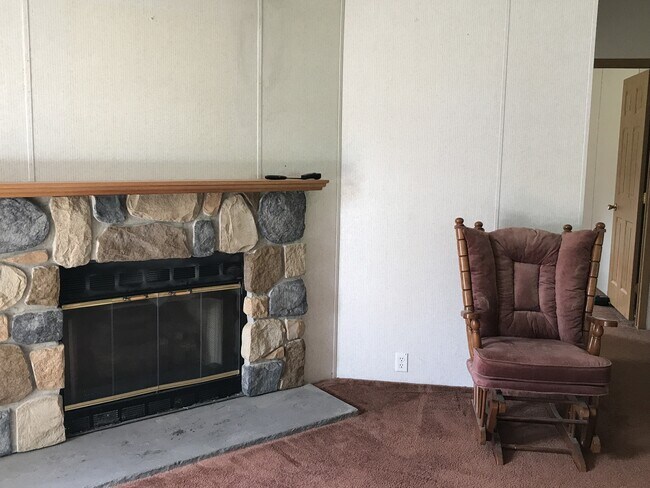 Foto del edificio - Welcome to this Spacious 3 Bedroom, 2 Bath...