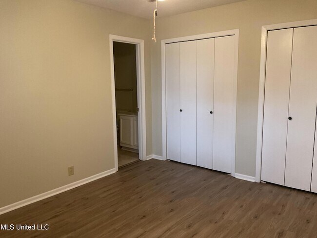 Foto del edificio - 139 Lakebend Cir