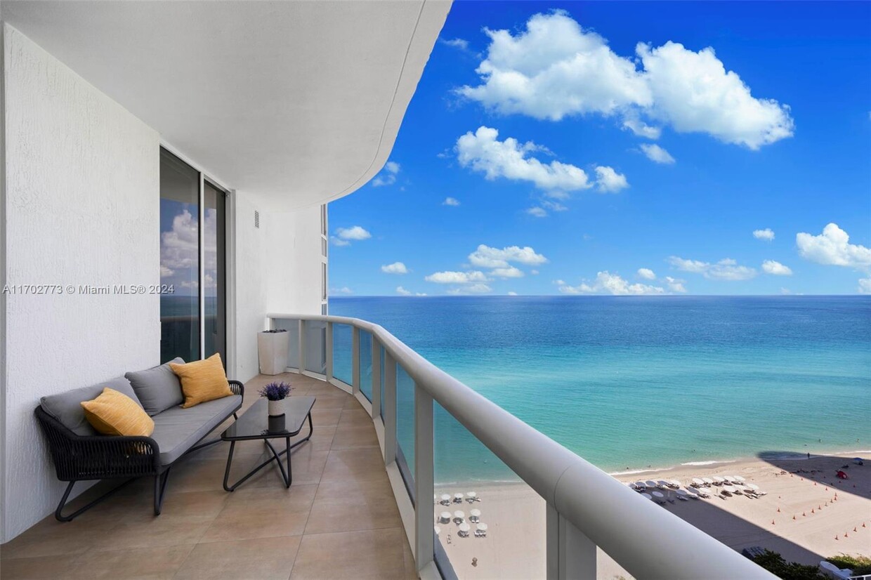 Foto principal - 15901 Collins Ave